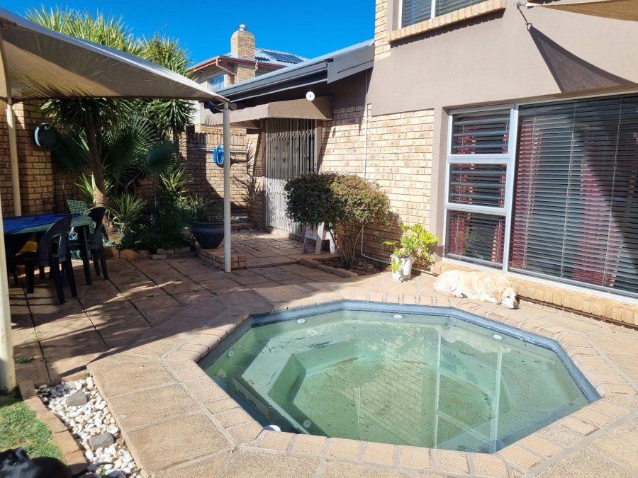 To Let 4 Bedroom Property for Rent in Langenhovenpark Free State
